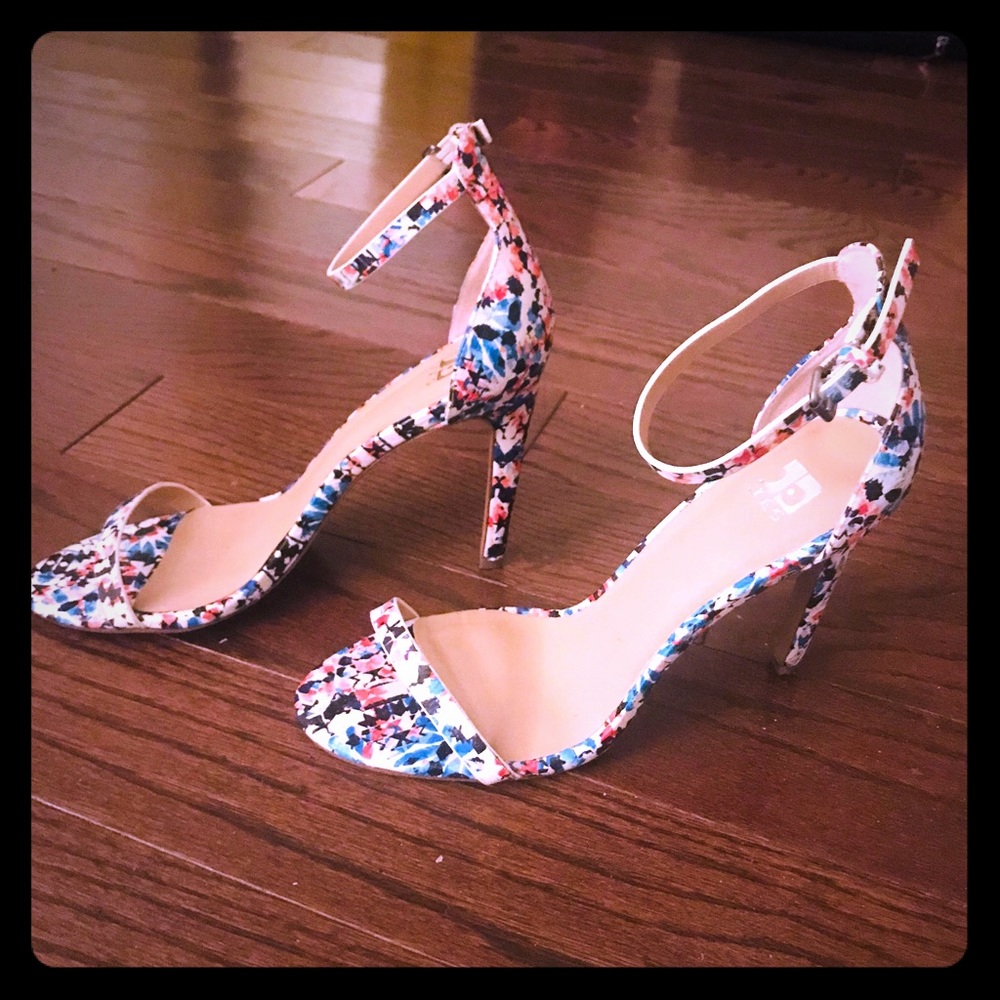 Like new Sz 7 JOE’S strappy heels!